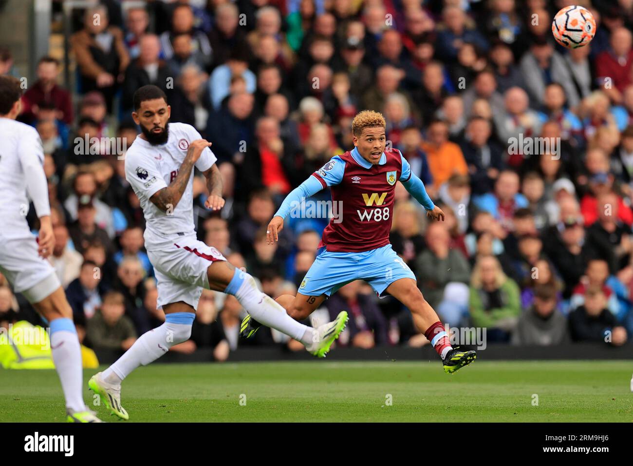 Manuel Benson of Burnley in action during the game during the Premier  League match Burnley vs Manchester City at Turf Moor, Burnley, United  Kingdom, 11th August 2023 (Photo by Mark Cosgrove/News Images)