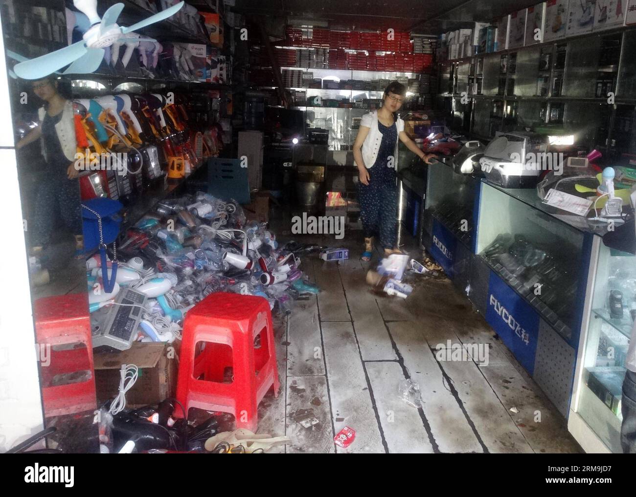 A woman cleans her shop after rain-triggered floods in Shaodong County, central China s Hunan Province, May 23, 2014. Heavy rainfalls hit the county on Sunday, flooding streets and causing damages. (Xinhua) (mp) CHINA-HUNAN-SHAODONG-RAINSTORM (CN) PUBLICATIONxNOTxINxCHN   a Woman Cleans her Shop After Rain triggered floods in Shaodong County Central China S Hunan Province May 23 2014 Heavy Rainfall Hit The County ON Sunday flooding Streets and causing Damages XINHUA MP China Hunan Shaodong Rainstorm CN PUBLICATIONxNOTxINxCHN Stock Photo