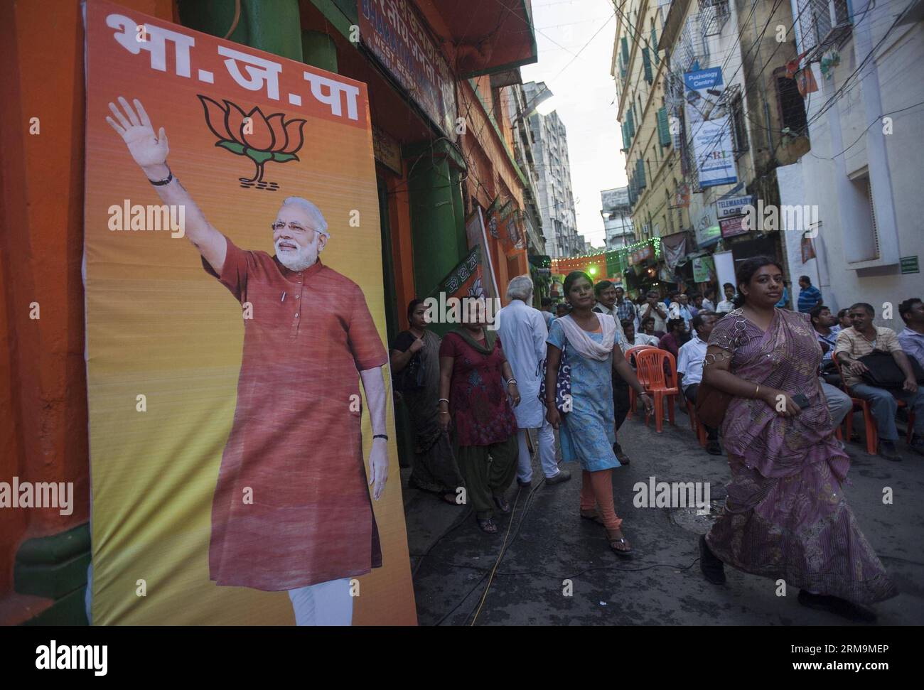 CALCUTTA, May 26, 2014 - Supporters of Indian Bharatiya Janata Party (BJP) gather to watch the oath taking ceremony of Narendra Modi as India s 15th prime minister in Calcutta, capital of eastern Indian state West Bengal, May 26, 2014. Narendra Modi, the son of a tea-seller, on Monday created history by becoming Indian new prime minister in a grand ceremony attended by his counterpart from arch- rival Pakistan, along with heads of state of other South Asian nations. (Xinhua/Tumpa Mondal) INDIA-CALCUTTA-MODI-CEREMONY PUBLICATIONxNOTxINxCHN   Calcutta May 26 2014 Supporters of Indian Bharatiya J Stock Photo