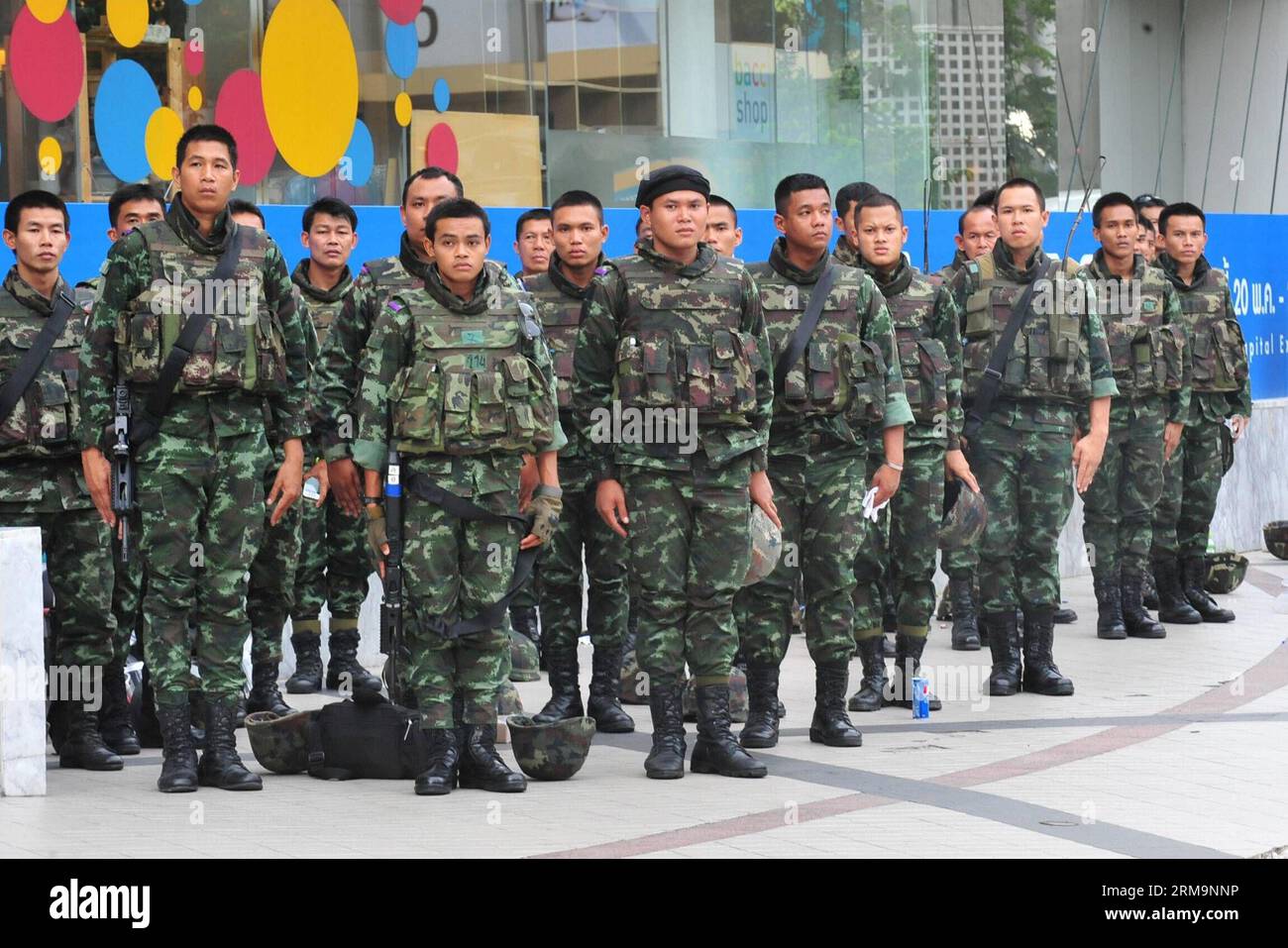 (140528) -- BANGKOK, May 28, 2014 (Xinhua) -- Thai soldiers stand at attention outside the Art Culture Center in Bangkok, Thailand, May 28, 2014. Thailand s coup was credit negative for Thailand s tourist sector for reasons including travel warnings against Thailand, the nationwide curfew as well as shortened operation hours of department stores and public transport. (Xinhua/Rachen Sageamsak) (zjy) THAILAND-BANGKOK-COUP PUBLICATIONxNOTxINxCHN   Bangkok May 28 2014 XINHUA Thai Soldiers stand AT Attention outside The Art Culture Center in Bangkok Thai country May 28 2014 Thai country S Coup what Stock Photo