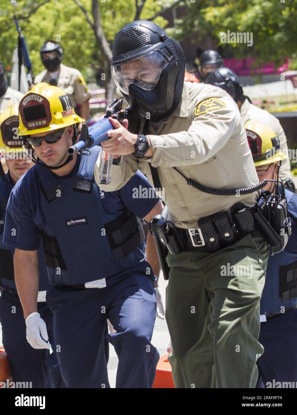 (140529) -- LOS ANGELES, May 29, 2014 (Xinhua) -- Members of Special Enforcement Bureau cover the rescue team entering Los Angeles County Hall of Administration during a training exercise involving a simulated shooting in downtown Los Angeles, the United States, on May 28, 2014. The Los Angeles County Sheriff s Department held a large-scale training exercise involving a simulated shooting taking place at a Board of Supervisors meeting here Wednesday. (Xinhua/Zhao Hanrong) (zjl) U.S.-LOS ANGELES-SHOT-TRAINING EXERCISE PUBLICATIONxNOTxINxCHN   Los Angeles May 29 2014 XINHUA Members of Special En Stock Photo