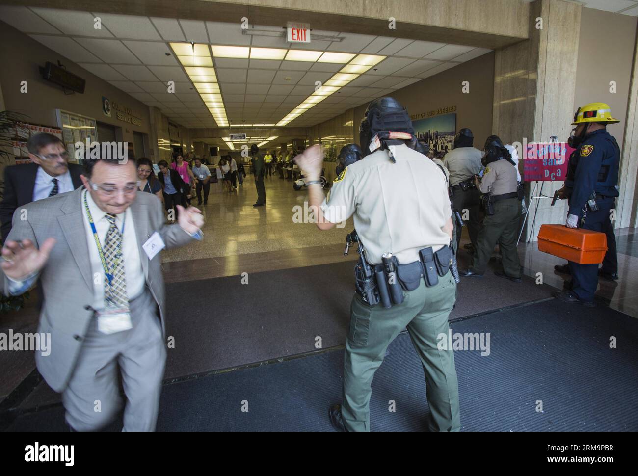 (140529) -- LOS ANGELES, May 29, 2014 (Xinhua) -- Members of Special Enforcement Bureau evacuate the County staff at Los Angeles County Hall of Administration during a training exercise involving a simulated shooting in downtown Los Angeles, the United States, on May 28, 2014. The Los Angeles County Sheriff s Department held a large-scale training exercise involving a simulated shooting taking place at a Board of Supervisors meeting here Wednesday. (Xinhua/Zhao Hanrong) (zjl) U.S.-LOS ANGELES-SHOT-TRAINING EXERCISE PUBLICATIONxNOTxINxCHN   Los Angeles May 29 2014 XINHUA Members of Special Enfo Stock Photo
