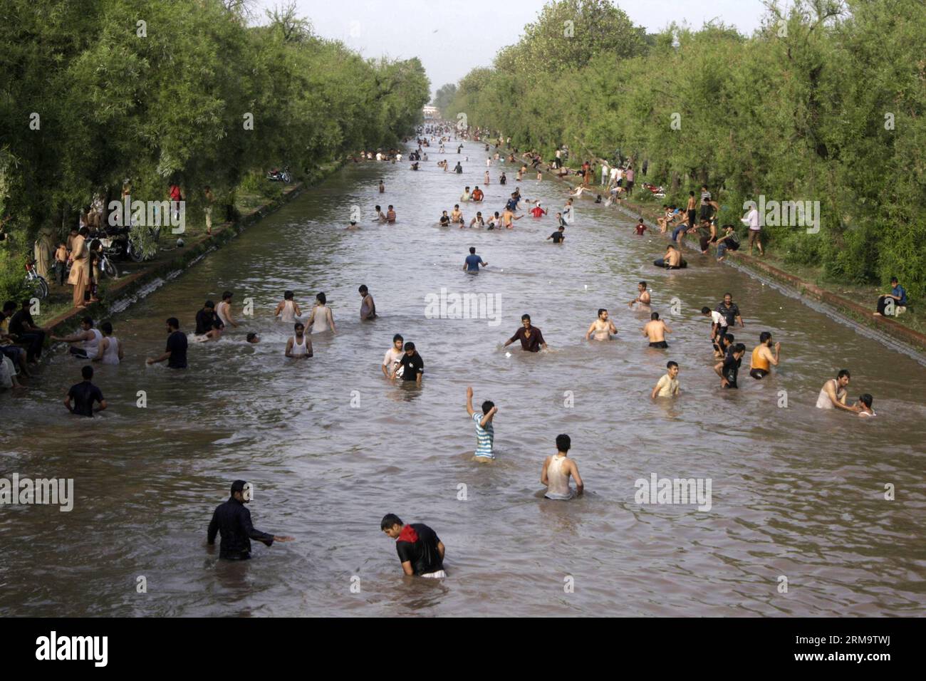 People swim in a canal to beat the heat as temperature rises over 40 degrees Celsius in eastern Pakistan s Lahore on June 2, 2014. (Xinhua/Jamil Ahmed) (zjy) PAKISTAN-LAHORE-TEMPERATURE PUBLICATIONxNOTxINxCHN   Celebrities Swim in a Canal to Beat The Heat As temperature Rises Over 40 Degrees Celsius in Eastern Pakistan S Lahore ON June 2 2014 XINHUA Jamil Ahmed  Pakistan Lahore temperature PUBLICATIONxNOTxINxCHN Stock Photo