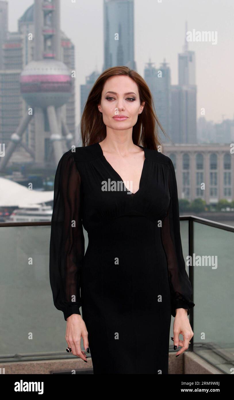 (140603) -- SHANGHAI, June 3, 2014 (Xinhua) -- American actress Angelina Jolie meets the media on the Bund in east China s Shanghai, June 3, 2014. Angelina Jolie will promote Maleficent , a fantasy adventure film she starred in, during her Shanghai visit, which is also her first time to the Chinese mainland. Maleficent will be debuted in the Chinese mainland on June 20. (Xinhua/Ren Long) (lmm) CHINA-SHANGHAI-ANGELINA JOLIE-VISIT (CN) PUBLICATIONxNOTxINxCHN   Shanghai June 3 2014 XINHUA American actress Angelina Jolie Meets The Media ON The Confederation in East China S Shanghai June 3 2014 Ang Stock Photo