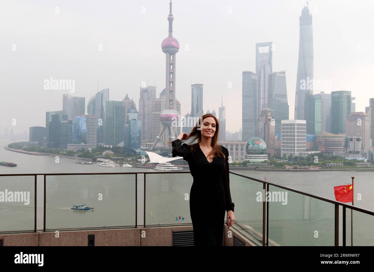 (140603) -- SHANGHAI, June 3, 2014 (Xinhua) -- American actress Angelina Jolie meets the media on the Bund in east China s Shanghai, June 3, 2014. Angelina Jolie will promote Maleficent , a fantasy adventure film she starred in, during her Shanghai visit, which is also her first time to the Chinese mainland. Maleficent will be debuted in the Chinese mainland on June 20. (Xinhua/Ren Long) (lmm) CHINA-SHANGHAI-ANGELINA JOLIE-VISIT (CN) PUBLICATIONxNOTxINxCHN   Shanghai June 3 2014 XINHUA American actress Angelina Jolie Meets The Media ON The Confederation in East China S Shanghai June 3 2014 Ang Stock Photo