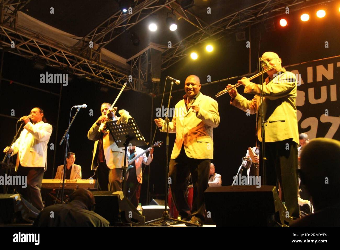 ライブ写真「6」 Menschenpyramide hi-res stock photography and images - Alamy