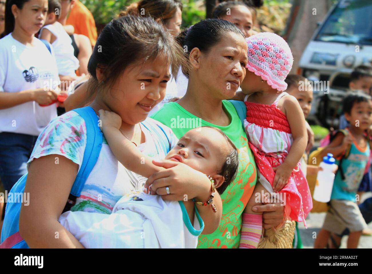 Residents participate in a flood evacuation drill in Malabon City, the Philippines, June 7, 2014. Around 2,000 residents took part in the evacuation drill in preparation for the coming rainy season. (Xinhua/Rouelle Umali)(bxq) PHILIPPINES-MALABON CITY-FLOOD EVACUATION DRILL PUBLICATIONxNOTxINxCHN   Residents participate in a Flood Evacuation Drill in Malabon City The Philippines June 7 2014 Around 2 000 Residents took Part in The Evacuation Drill in Preparation for The Coming Rainy Season XINHUA  Umali  Philippines Malabon City Flood Evacuation Drill PUBLICATIONxNOTxINxCHN Stock Photo