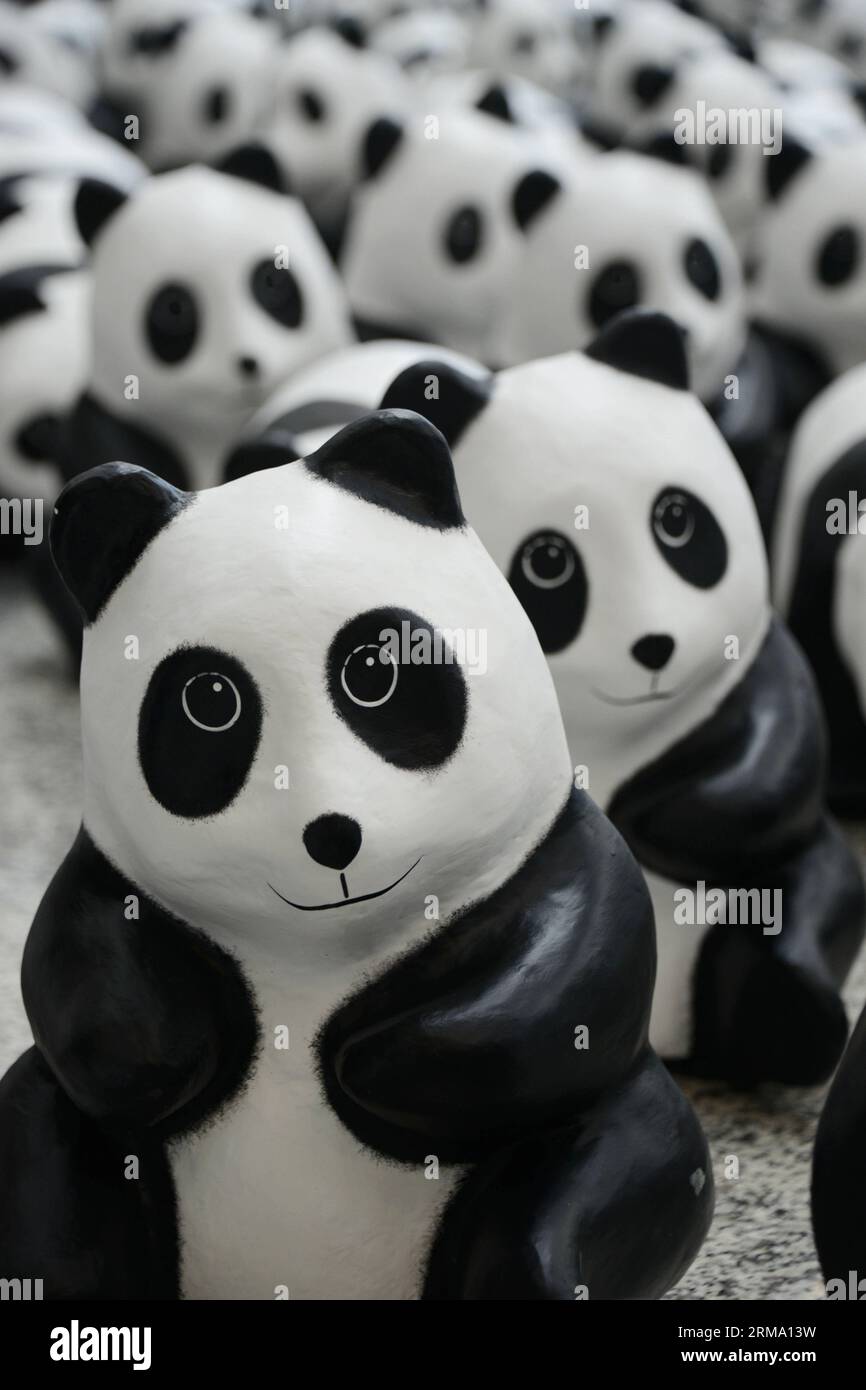 (140609) -- HONG KONG, June 9, 2014 (Xinhua) -- Paper pandas are seen at Hong Kong International Airport in Hong Kong, south China, June 9, 2014. The 1600 paper pandas would be displayed at some view spots in Hong Kong from June 9 to 21. (Xinhua/Liu Yun) (zkr) CHINA-HONG KONG-PAPER PANDA(CN) PUBLICATIONxNOTxINxCHN   Hong Kong June 9 2014 XINHUA Paper Pandas are Lakes AT Hong Kong International Airport in Hong Kong South China June 9 2014 The 1600 Paper Pandas Would Be displayed AT Some View Spots in Hong Kong from June 9 to 21 XINHUA Liu Yun CCR China Hong Kong Paper Panda CN PUBLICATIONxNOTxI Stock Photo