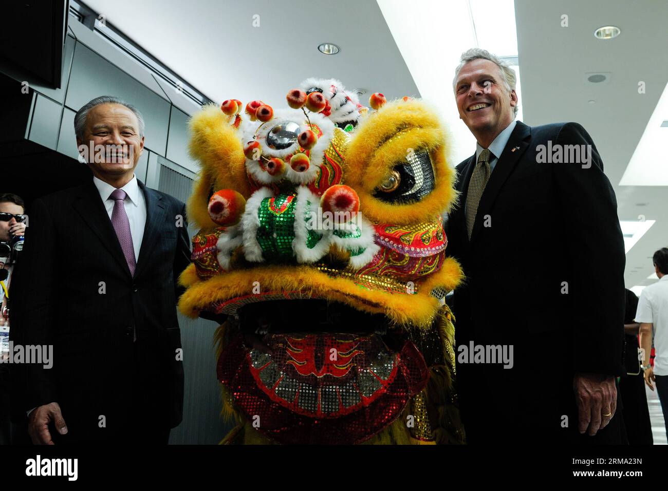 (140611) -- DULLES AIRPORT, June 11, 2014 (Xinhua) -- Chinese ambassador to the United States Cui Tiankai (L) and Virginia Governor Terry McAuliffe pose for photos during a ceremony marking the start of Air China s direct flight from Beijing to Washington at Dulles Airport in Sterling, Virginia, the United States, on June 10, 2014. Air China launched the direct flight from Beijing to Washington on Tuesday. (Xinhua/Bao Dandan) U.S.-BEJING-WASHINGTON-DIRECT FLIGHT PUBLICATIONxNOTxINxCHN   Dulles Airport June 11 2014 XINHUA Chinese Ambassador to The United States Cui Tiankai l and Virginia Govern Stock Photo