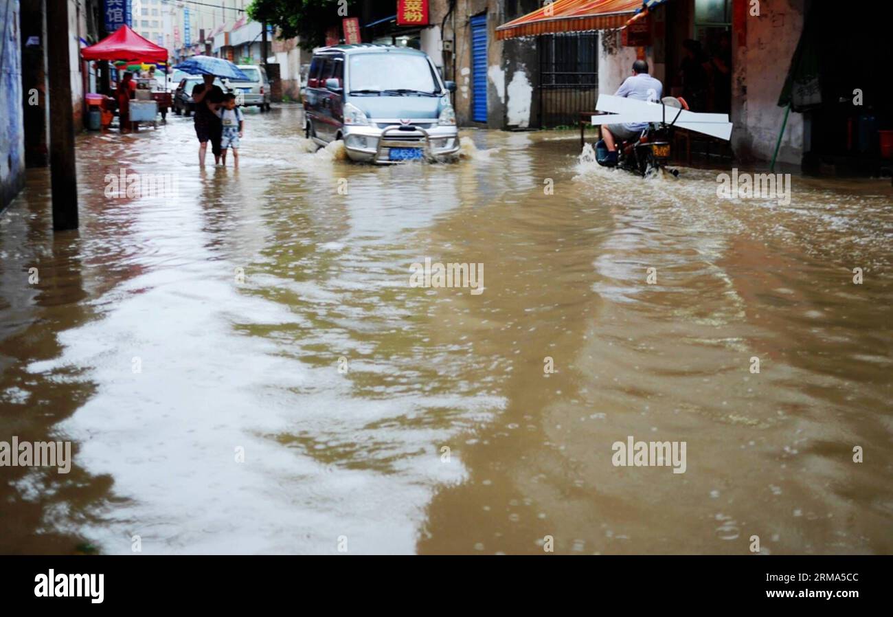 (140618) -- QUANZHOU, June 18, 2014 (Xinhua) -- Residents walk on a flooded road in Quanzhou County of Guilin, south China s Guangxi Zhuang Autonomous Region, June 18, 2014. A rainstorm hit seven counties and cities of Guilin on Wednesday. (Xinhua/Liang Qian) (lfj) CHINA-GUANGXI-GUILIN-WATERLOGGING (CN) PUBLICATIONxNOTxINxCHN Quanzhou June 18 2014 XINHUA Residents Walk ON a flooded Road in Quanzhou County of Guilin South China S Guangxi Zhuang Autonomous Region June 18 2014 a Rainstorm Hit Seven Counties and CITIES of Guilin ON Wednesday XINHUA Liang Qian China Guangxi Guilin waterlogging C Stock Photo