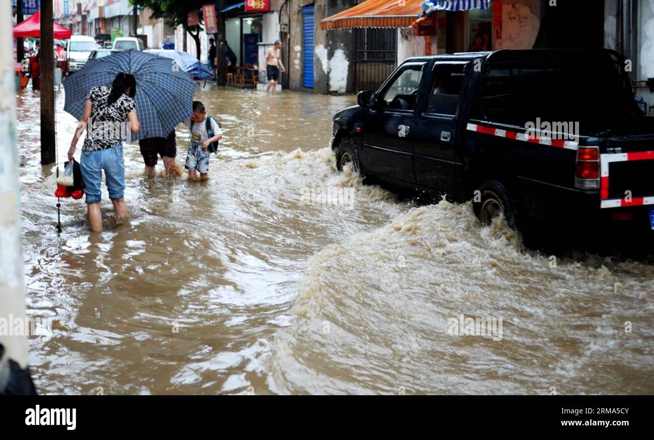 (140618) -- QUANZHOU, June 18, 2014 (Xinhua) -- Residents walk on a flooded road in Quanzhou County of Guilin, south China s Guangxi Zhuang Autonomous Region, June 18, 2014. A rainstorm hit seven counties and cities of Guilin on Wednesday. (Xinhua/Liang Qian) (lfj) CHINA-GUANGXI-GUILIN-WATERLOGGING (CN) PUBLICATIONxNOTxINxCHN Quanzhou June 18 2014 XINHUA Residents Walk ON a flooded Road in Quanzhou County of Guilin South China S Guangxi Zhuang Autonomous Region June 18 2014 a Rainstorm Hit Seven Counties and CITIES of Guilin ON Wednesday XINHUA Liang Qian China Guangxi Guilin waterlogging C Stock Photo