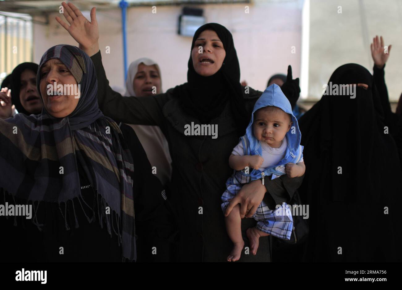 (140621) -- Gaza, June 21, 2014 (Xinhua) -- Relatives of a Palestinian ...