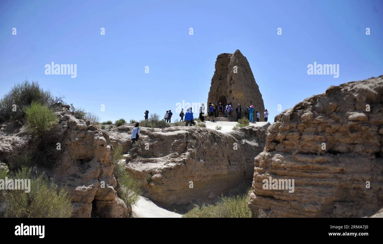 Photo taken on July 22, 2013 shows people visiting the ruins of Suoyang City in Guazhou County, northwest China s Gansu Province. Suoyang, which dates back to the Han Dynasty (202 BC-220 AD), was an ancient city on the Silk Road.  . (Xinhua)(wjq) CHINA-SILK ROAD-HERITAGE (CN) PUBLICATIONxNOTxINxCHN   Photo Taken ON July 22 2013 Shows Celebrities Visiting The Ruins of Suoyang City in  County Northwest China S Gansu Province Suoyang Which Dates Back to The Han Dynasty 202 BC 220 Retired what to Ancient City ON The Silk Road XINHUA  China Silk Road Heritage CN PUBLICATIONxNOTxINxCHN Stock Photo