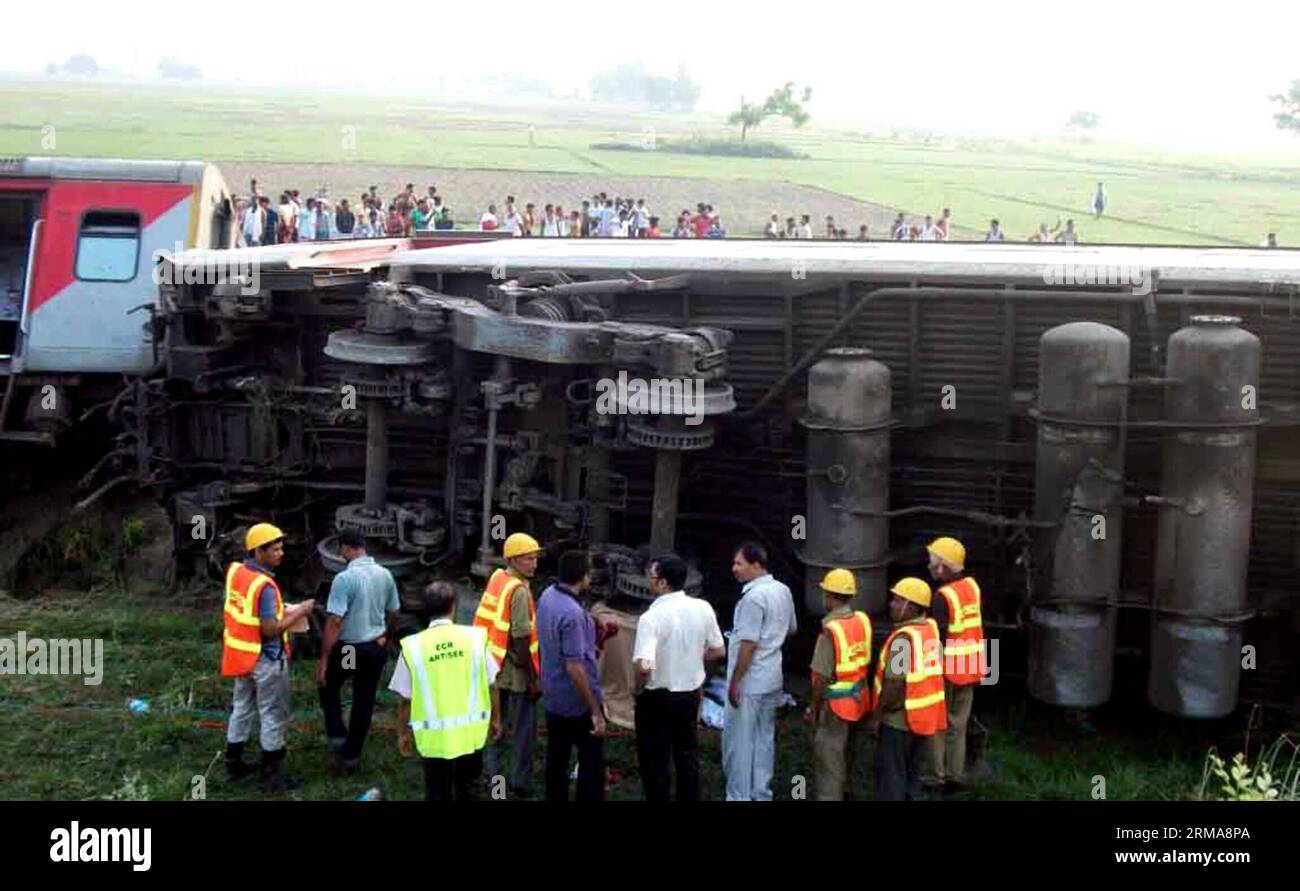 (140625) -- CHHAPRA, June 25, 2014 (Xinhua) -- People gather around a train known as Rajdhani Express derailed near Chhapra town, some 75 km from the state capital of Bihar Ptana, India, June 25, 2014. At least four people were killed after an express passenger train from the Indian capital to the northeast city of Dibrugarh derailed in the eastern state of Bihar early Wednesday morning, said officials and local media reports. (Xinhua/Stringer) INDIA-CHHAPRA-TRAIN DERAILMENT PUBLICATIONxNOTxINxCHN   June 25 2014 XINHUA Celebrities gather Around a Train known As  Shipping DERAILED Near  Town So Stock Photo