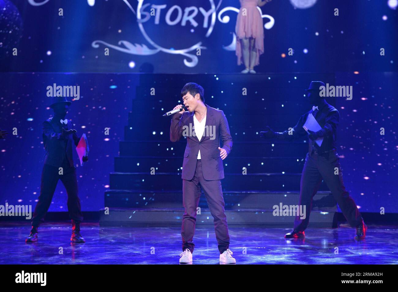 Director Chen Sicheng sings during China Film New Power Commendation Ceremony in Beijing, capital of China, June 25, 2014. Ten young directors brought their new works to the ceremony. (Xinhua/Li Xin) (lfj) CHINA-BEIJING-CHINA FILM NEW POWER COMMENDATION CEREMONY (CN) PUBLICATIONxNOTxINxCHN   Director Chen  Sings during China Film New Power  Ceremony in Beijing Capital of China June 25 2014 ten Young Directors BROUGHT their New Works to The Ceremony XINHUA left Xin  China Beijing China Film New Power  Ceremony CN PUBLICATIONxNOTxINxCHN Stock Photo