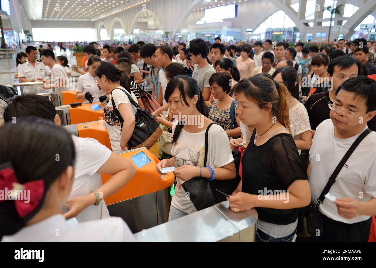 140629) -- SHIJIAZHUANG, June 29, 2014 (Xinhua) -- Passengers have