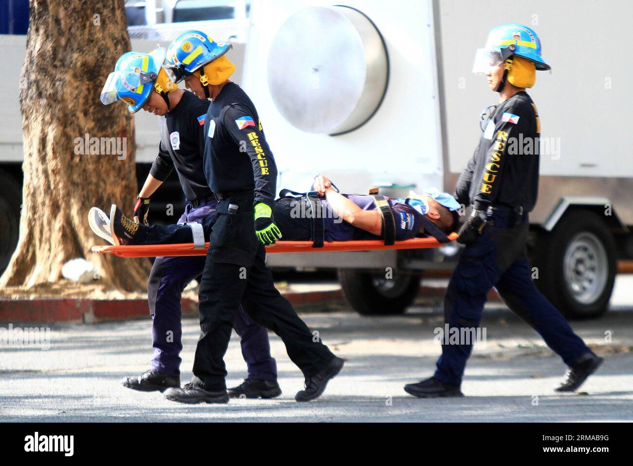 (140630) -- MAKATI CITY, June 30, 2014 (Xinhua) -- Rescuers carry a mock victim on a stretcher during an earthquake drill in Makati City, the Philippines, June 30, 2014. The earthquake drill aims to prepare government offices and rescue units in case of an emergency following the earthquake measuring 5.7 that jolted the northern Philippine province of Batangas last Wednesday evening. (Xinhua/Rouelle Umali) PHILIPPINES-MAKATI CITY-EARTHQUAKE DRILL PUBLICATIONxNOTxINxCHN   Makati City June 30 2014 XINHUA Rescue Carry a Mock Victim ON a stretcher during to Earthquake Drill in Makati City The Phil Stock Photo