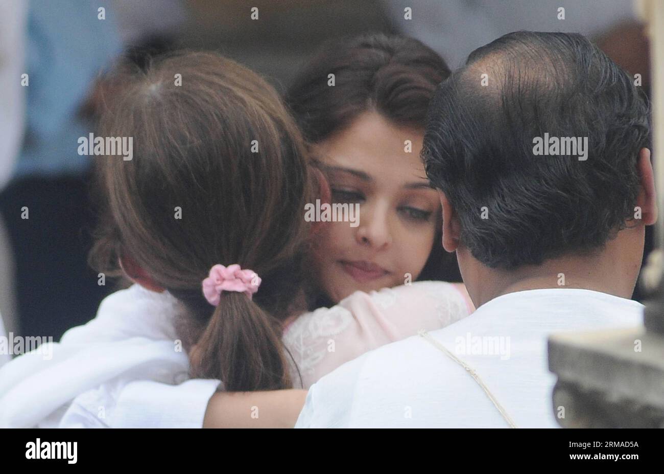 (140703) -- MUMBAI, July 2, 2014 (Xinhua) -- Bollywood actor Aishwarya Rai (C) consoles Nita Ambani on the funeral of her father Ravindra Dalal, father-in-law of Indian business tycoon Mukesh Ambani, at Walksehwar in Mumbai, India, July 2, 2014. (Xinhua/Stringer) INDIA-MUMBAI-FUNERAL PUBLICATIONxNOTxINxCHN   Mumbai July 2 2014 XINHUA Bollywood Actor Aishwarya Rai C consoles Nita  ON The Funeral of her Father ravindra Dalal Father in Law of Indian Business Tycoon Mukesh  AT  in Mumbai India July 2 2014 XINHUA Stringer India Mumbai Funeral PUBLICATIONxNOTxINxCHN Stock Photo