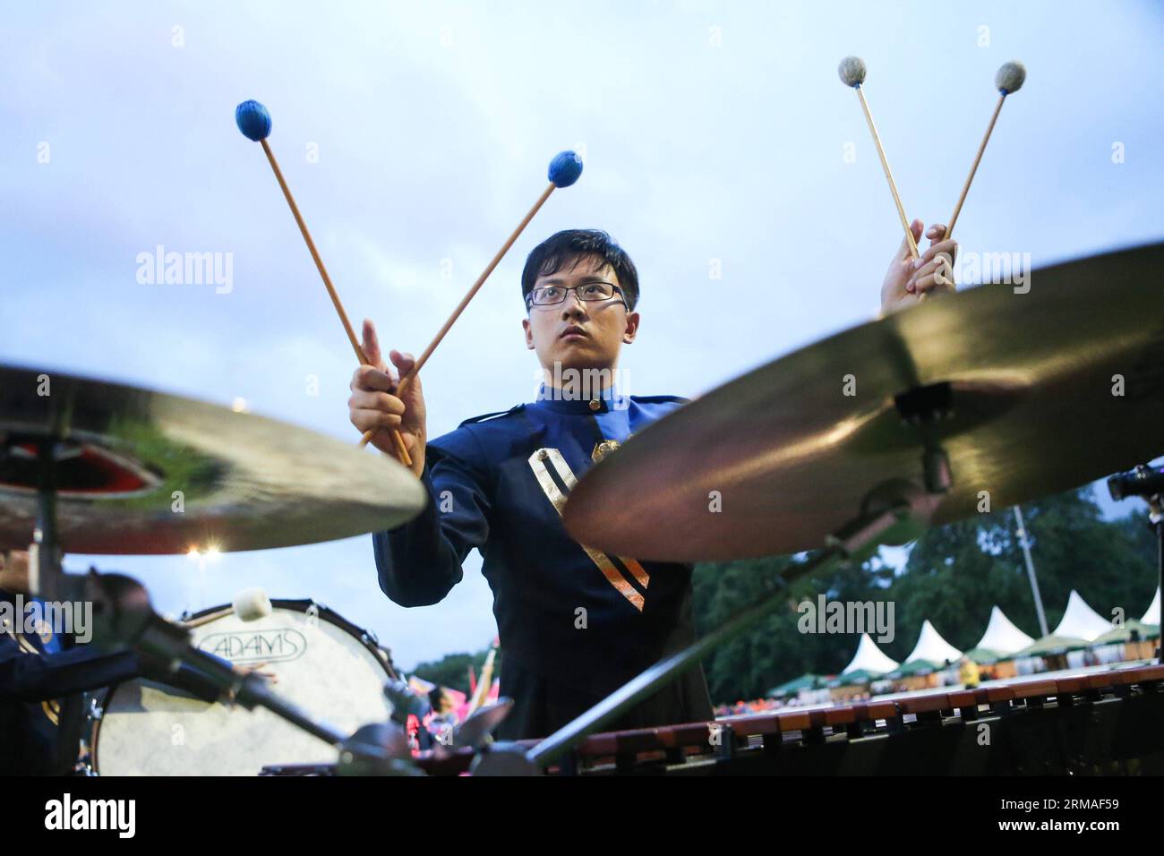 (140706) -- RASTEDE, July 5, 2014 (Xinhua) -- Gong Tianyao, member of Beihang University s marching band, performs during the 59th International Rasteder Music Day in Rastede, Germany, on July 5, 2014. More than 50 bands and thousands of musicians from 6 countries and regions took part in the three-day International Rasteder Music Day, one of the oldest music festivals in Germany. (Xinhua/Zhang Fan) GERMANY-RASTEDE-MUSIC DAY-CHINESE MARCHING BAND PUBLICATIONxNOTxINxCHN   Rastede July 5 2014 XINHUA Gong  member of  University S Marching Tie performs during The 59th International  Music Day in R Stock Photo