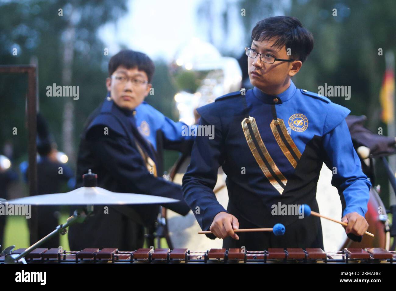 (140706) -- RASTEDE, July 5, 2014 (Xinhua) -- Gong Tianyao (front), member of Beihang University s marching band, performs during the 59th International Rasteder Music Day in Rastede, Germany, on July 5, 2014. More than 50 bands and thousands of musicians from 6 countries and regions took part in the three-day International Rasteder Music Day, one of the oldest music festivals in Germany. (Xinhua/Zhang Fan) GERMANY-RASTEDE-MUSIC DAY-CHINESE MARCHING BAND PUBLICATIONxNOTxINxCHN   Rastede July 5 2014 XINHUA Gong  Front member of  University S Marching Tie performs during The 59th International Stock Photo