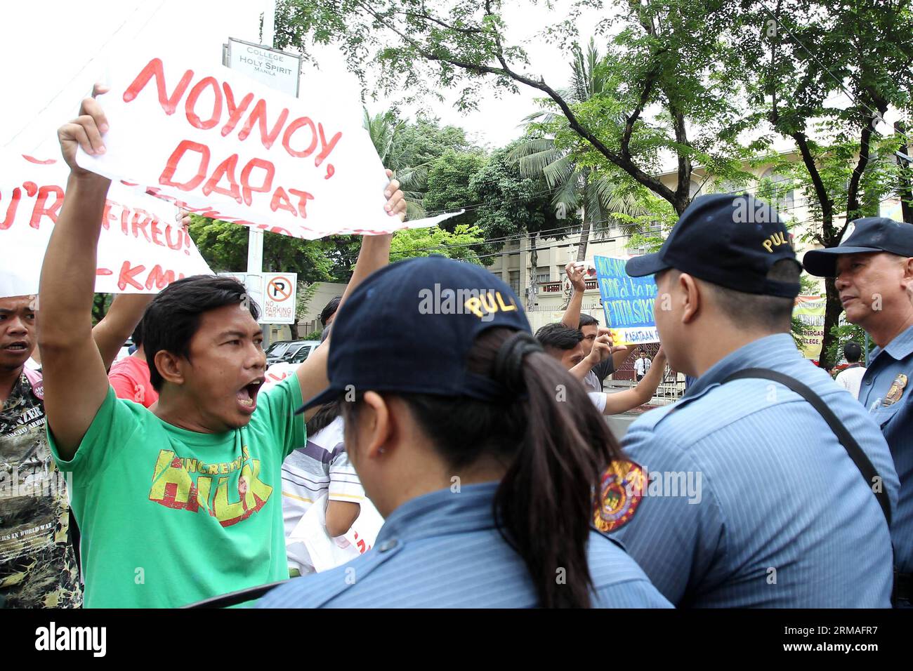 (140707) -- MANILA, July 7, 2014 (Xinhua) -- Activists hold placards as they call for President Aquino III to step down from office during a protest rally in Manila, the Philippines, July 7, 2014. A former government official on Monday filed another impeachment complaint against Philippine President Benigno Aquino III for bribery and violation of the Philippine Constitution. (Xinhua/Rouelle Umali) THE PHILIPPINES-MANILA-IMPEACHMENT COMPLAINT PUBLICATIONxNOTxINxCHN   Manila July 7 2014 XINHUA activists Hold placards As They Call for President Aquino III to Step Down from Office during a Protest Stock Photo