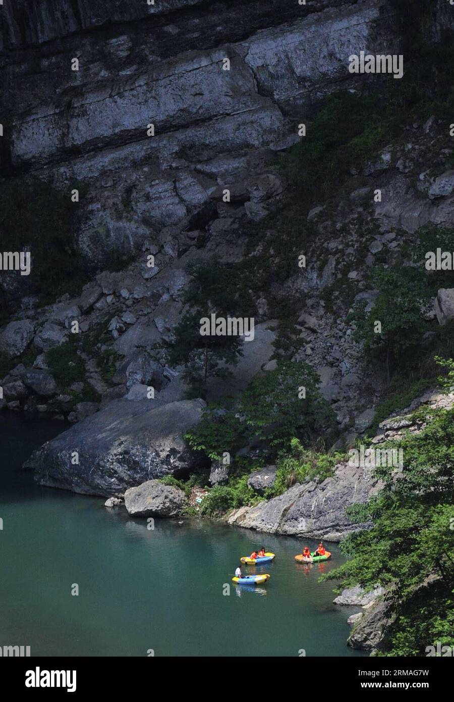 (140708) -- XIANFENG, July 8, 2014 (Xinhua) -- Tourists enjoy rafting within the Huangjindong Scenic Area in Xianfeng County, central China s Hubei Province, July 8, 2014. Many people sought refuge in whitewater rafting against the summer heat. (Xinhua/Yang Shunpi) (lmm) CHINA-SUMMER-LEISURE-RAFTING (CN) PUBLICATIONxNOTxINxCHN   Xian Feng July 8 2014 XINHUA tourists Enjoy Rafting Within The  Scenic Area in Xian Feng County Central China S Hubei Province July 8 2014 MANY Celebrities sought Refuge in Whitewater Rafting against The Summer Heat XINHUA Yang Shunpi lmm China Summer Leisure Rafting C Stock Photo