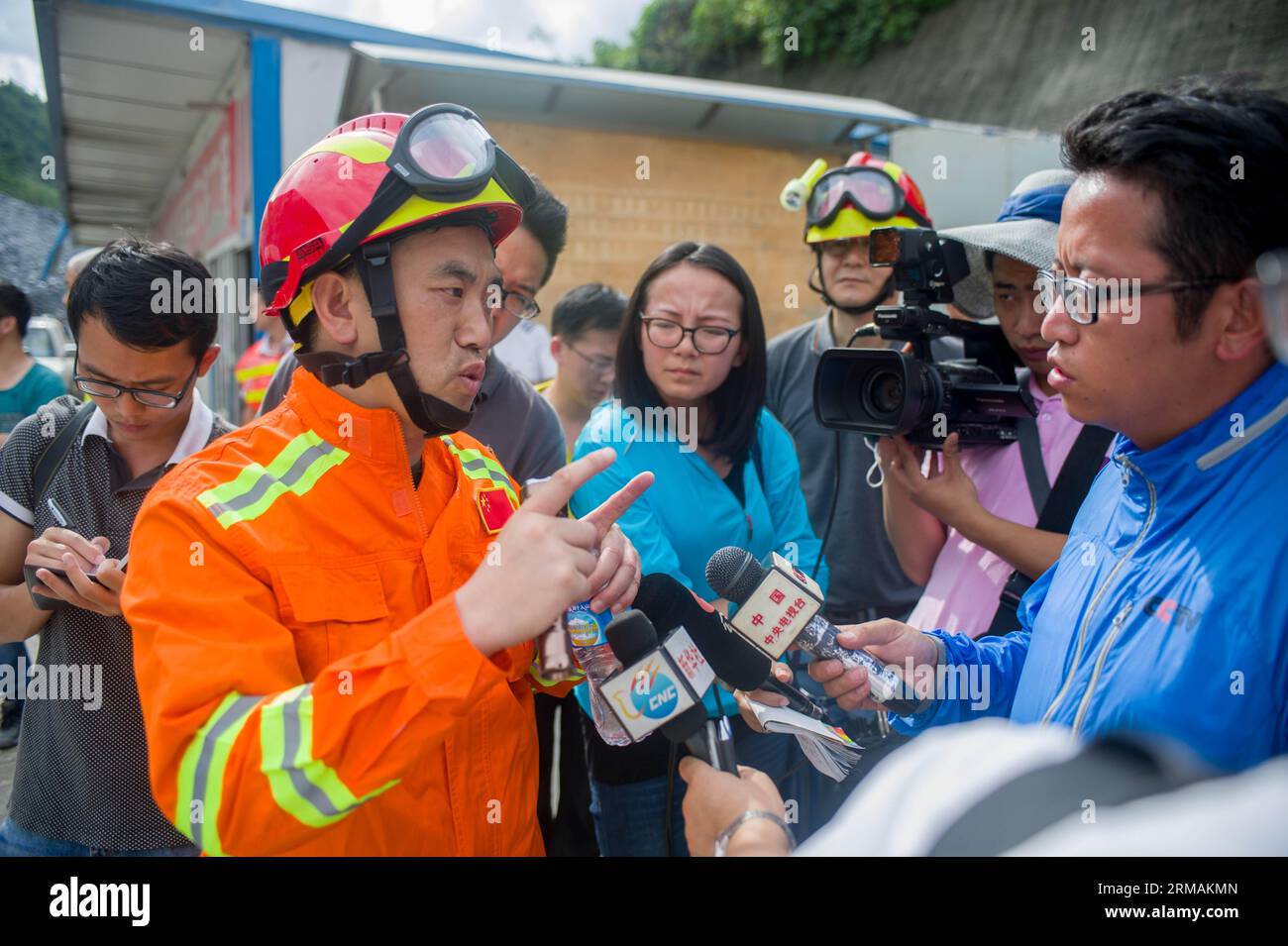 (140715) -- FUNING, July 15, 2014 (Xinhua) -- A rescuer is interviewed by reporters about the rescue plan in Funing County, south China s Yunnan Province, July 15, 2014. Rescue work is continuing in Yunnan after part of a railway tunnel collapsed on Monday afternoon, local authorities said. The tunnel collapsed at around 4 p.m. on Monday, trapping 15 workers, according to the local government. (Xinhua/Hu Chao) (hdt) CHINA-FUNING-TUNNEL COLLAPSE-RESCUE (CN) PUBLICATIONxNOTxINxCHN   Funing July 15 2014 XINHUA a Rescuer IS interviewed by Reporters About The Rescue Plan in Funing County South Chin Stock Photo