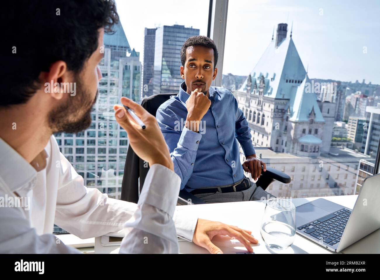 Manager Talking Manager talk workers listen hi-res stock photography and images - Alamy