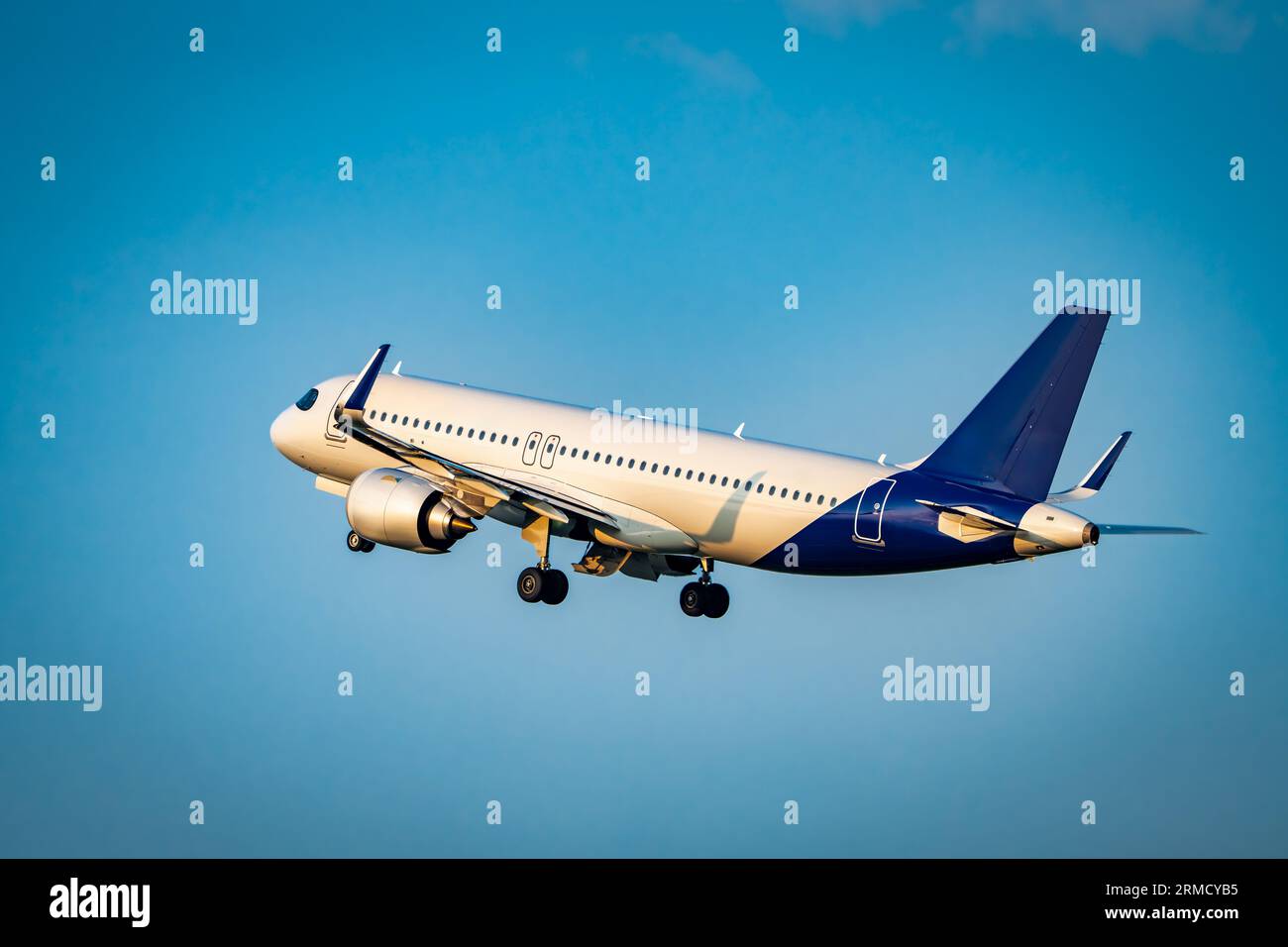 Commercial airplane jetliner flying hi-res stock photography and images ...