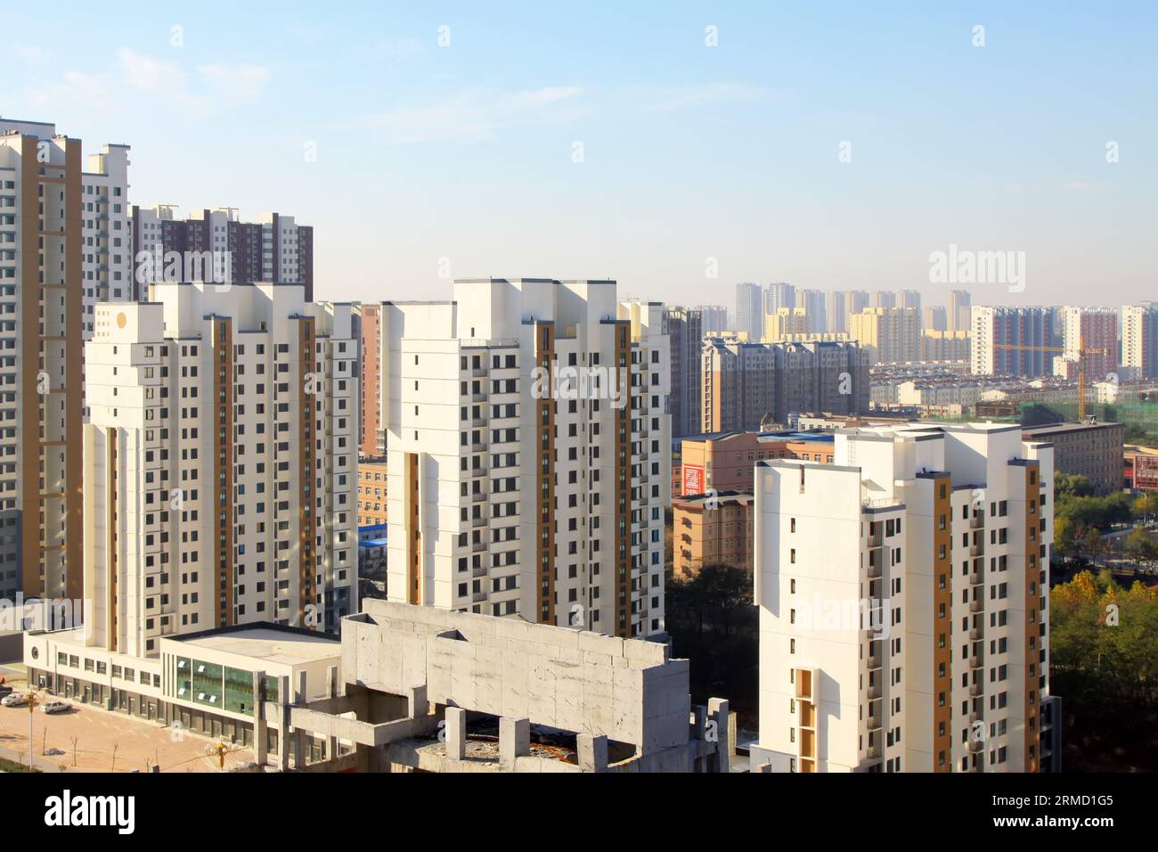 Newly built modern high rise hi-res stock photography and images - Alamy