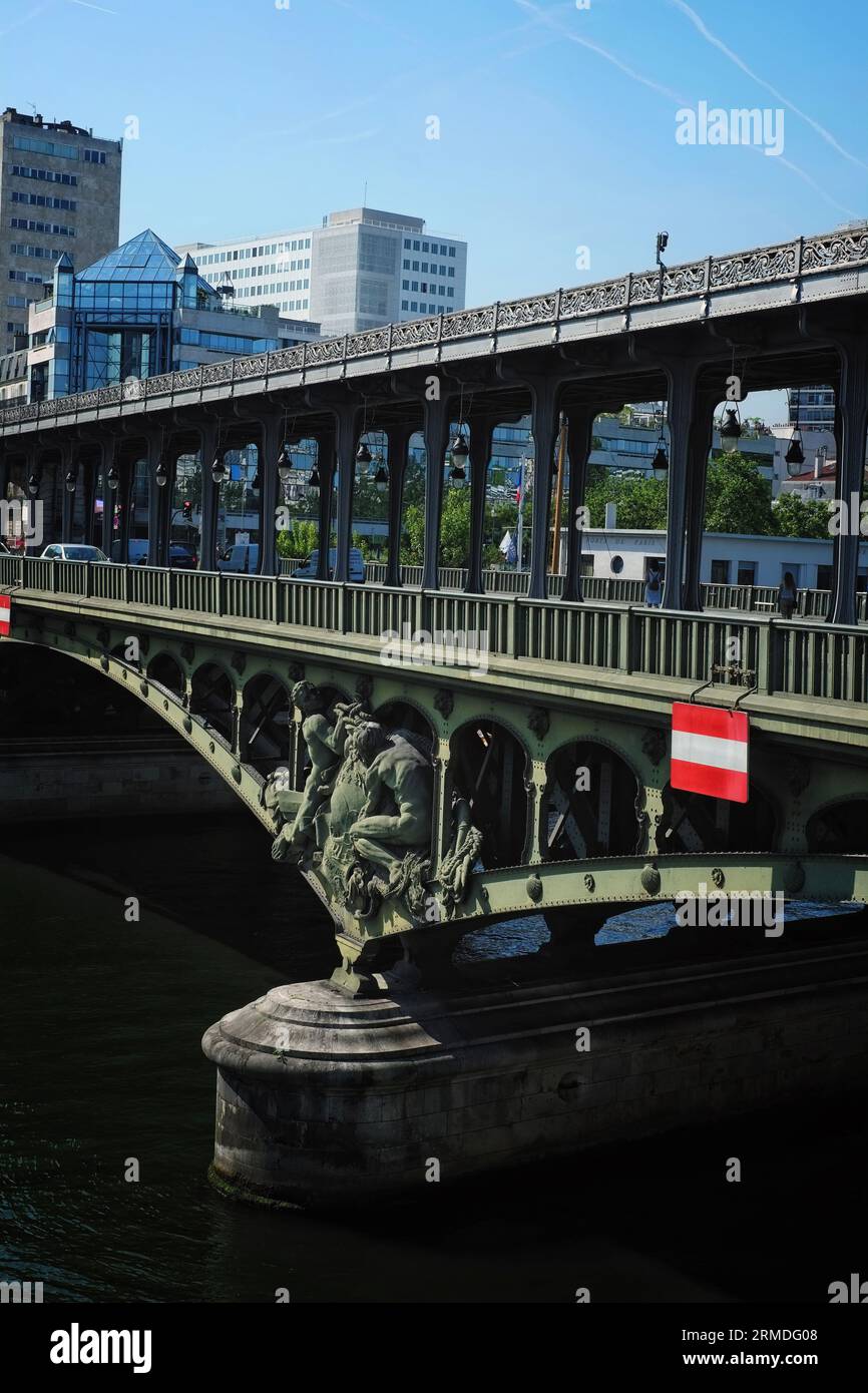 Les nautes, sculpture group by Gustave Michel, and the two-level bridge-viaduct pont de Bir-Hakeim, Paris Stock Photo