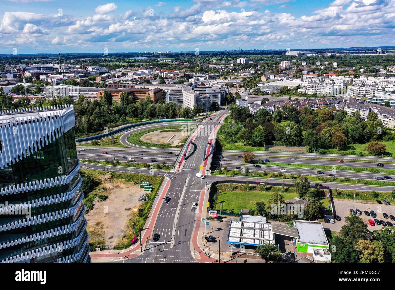 Luftbild des Zipper RKM740. Das Bauwerk RKM740 in Düsseldorfs Ortsteil Heerdt ist ein beeindruckendes modernes Architekturprojekt Stock Photo