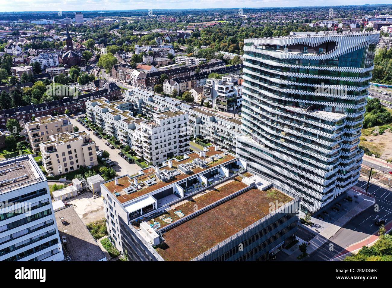 Luftbild des Zipper RKM740. Das Bauwerk RKM740 in Düsseldorfs Ortsteil Heerdt ist ein beeindruckendes modernes Architekturprojekt Stock Photo