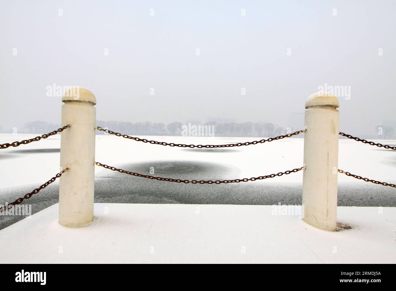 Frost winter fence railings hi-res stock photography and images - Alamy