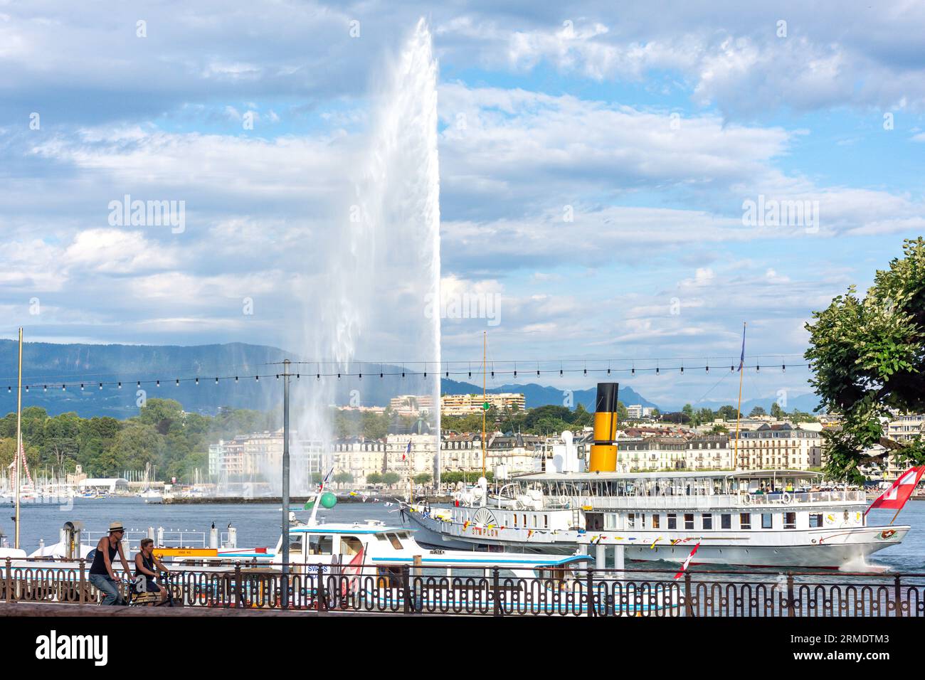 The Geneva Water Fountain (Jet d'Eau) and SS Simplon paddle steamboat from Quai du Mont Blanc, Geneva (Genève), Canton of Geneva, Switzerland Stock Photo