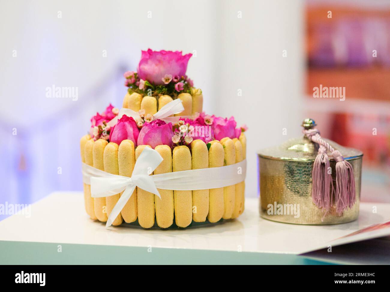 Wedding cake decorated with roses hi-res stock photography and images ...