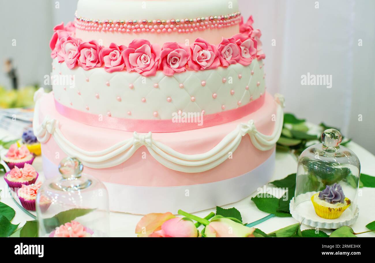 Wedding cake decorated with roses hi-res stock photography and images ...