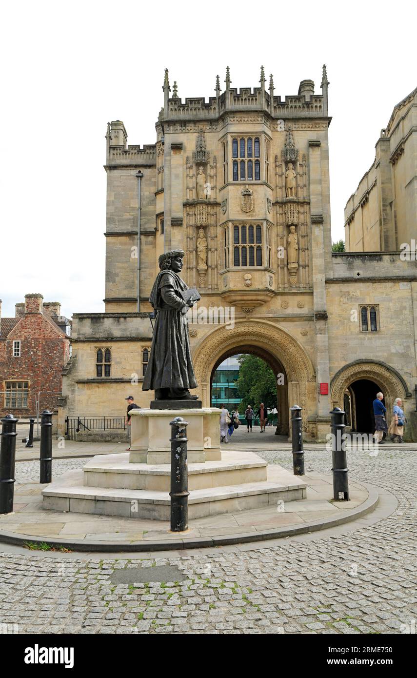 The Great Gatehouse and Statue of Raja Rammohun Roy 1 born in Bengall in 1774 a social reformer who died in Bristol in 1833. Stock Photo