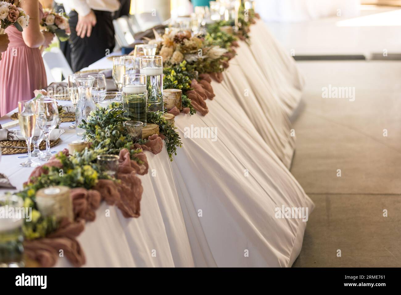 Summer wedding elegance at the top table in rustic setting Stock Photo