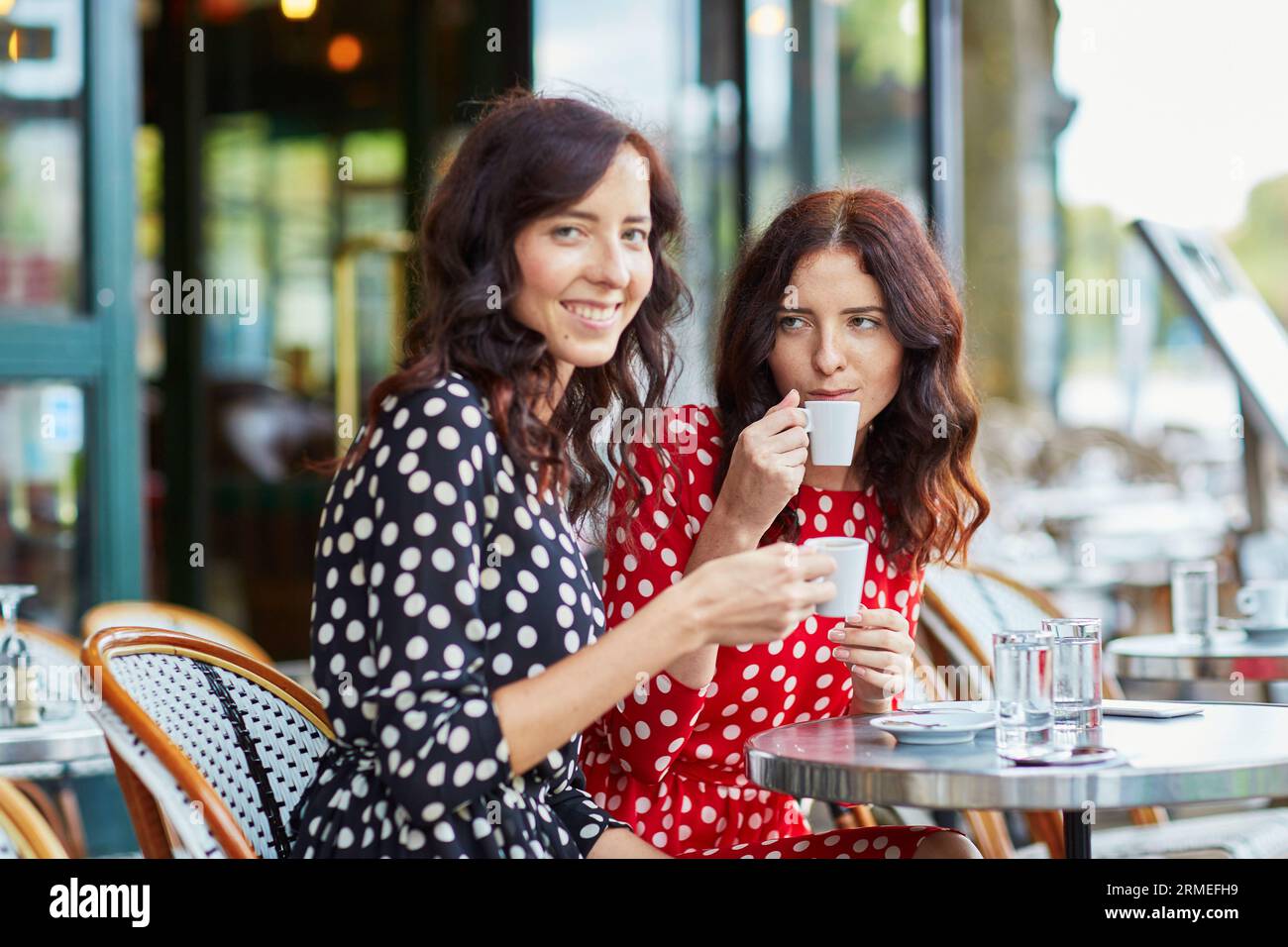 Paris black and white cafe talk hi-res stock photography and images - Alamy