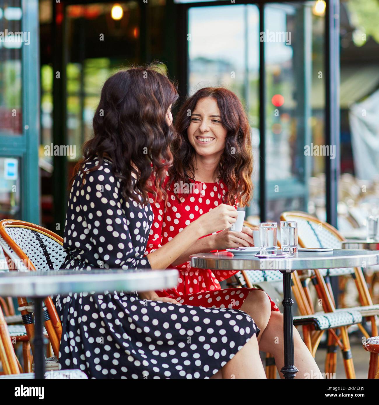 Paris black and white cafe talk hi-res stock photography and images - Alamy