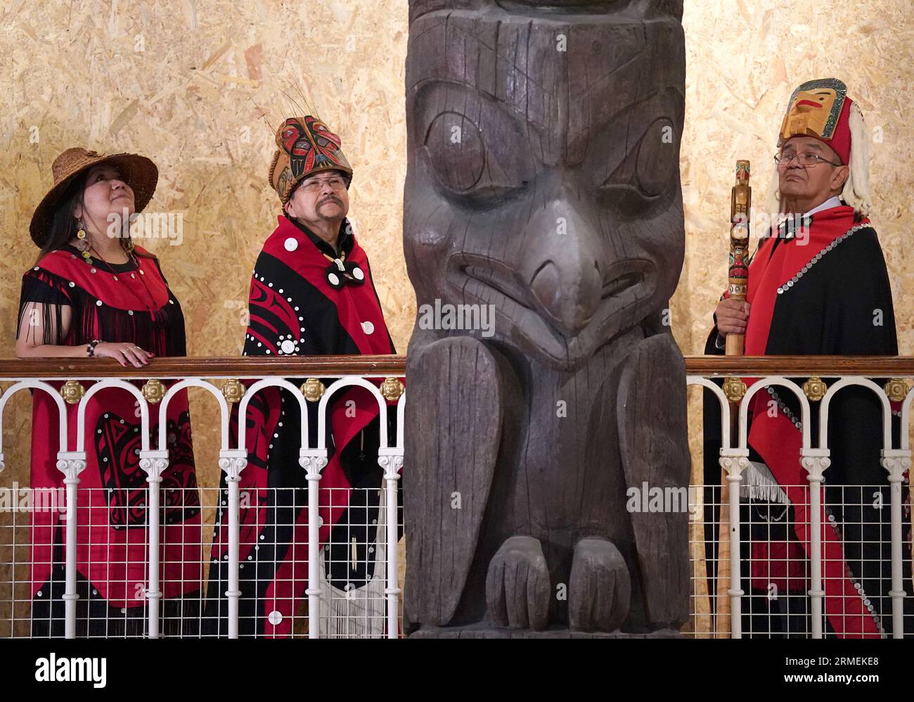 Earl Stephen's, second left,(who has the Nisga'a cultural name Chief Ni'is Joohl) with Pamela Brown(L) as they join delegates from the Nisga'a nation beside the 11-metre tall memorial pole during a visit to the National Museum of Scotland in Edinburgh, ahead of the return of 11-metre tall memorial pole to what is now British Columbia. The Nisga'a Lisims Government (NLG) and National Museums Scotland (NMS) announced last month that the House of Ni'isjoohl memorial pole will return home to the Nass Valley this September. Picture date: Monday August 28, 2023. Stock Photo
