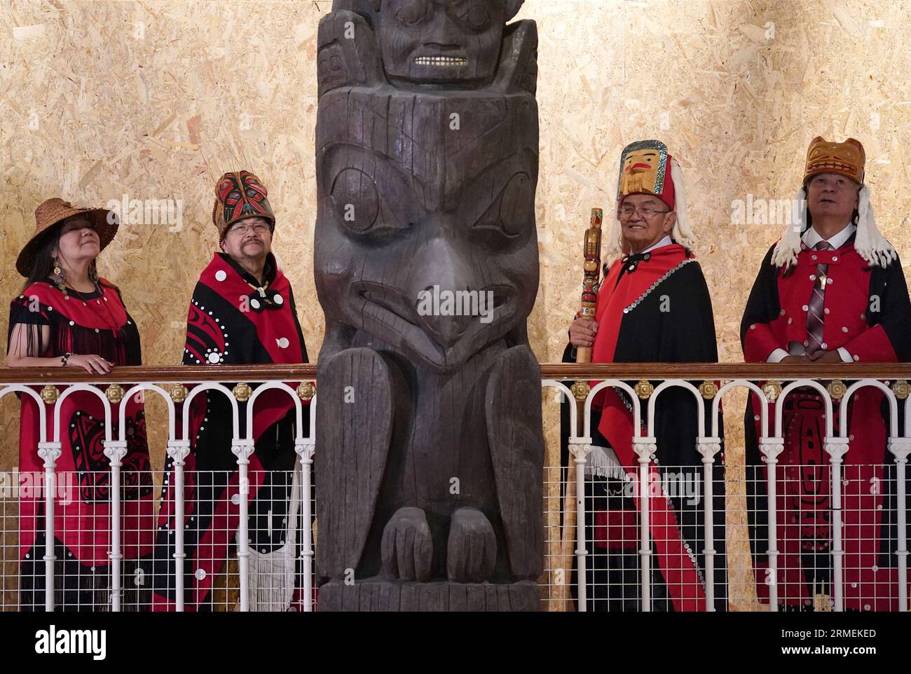 Earl Stephen's, second left,(who has the Nisga'a cultural name Chief Ni'is Joohl) with Pamela Brown(L) as they join delegates from the Nisga'a nation beside the 11-metre tall memorial pole during a visit to the National Museum of Scotland in Edinburgh, ahead of the return of 11-metre tall memorial pole to what is now British Columbia. The Nisga'a Lisims Government (NLG) and National Museums Scotland (NMS) announced last month that the House of Ni'isjoohl memorial pole will return home to the Nass Valley this September. Picture date: Monday August 28, 2023. Stock Photo