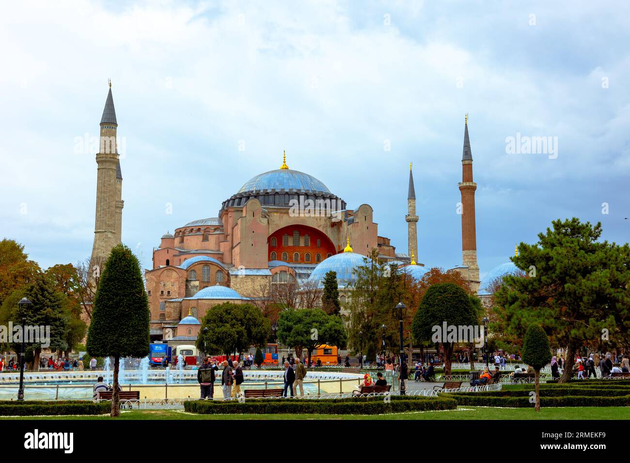 Hagia Sophia view with tourists in Sultanahmet Park. Visit Istanbul ...