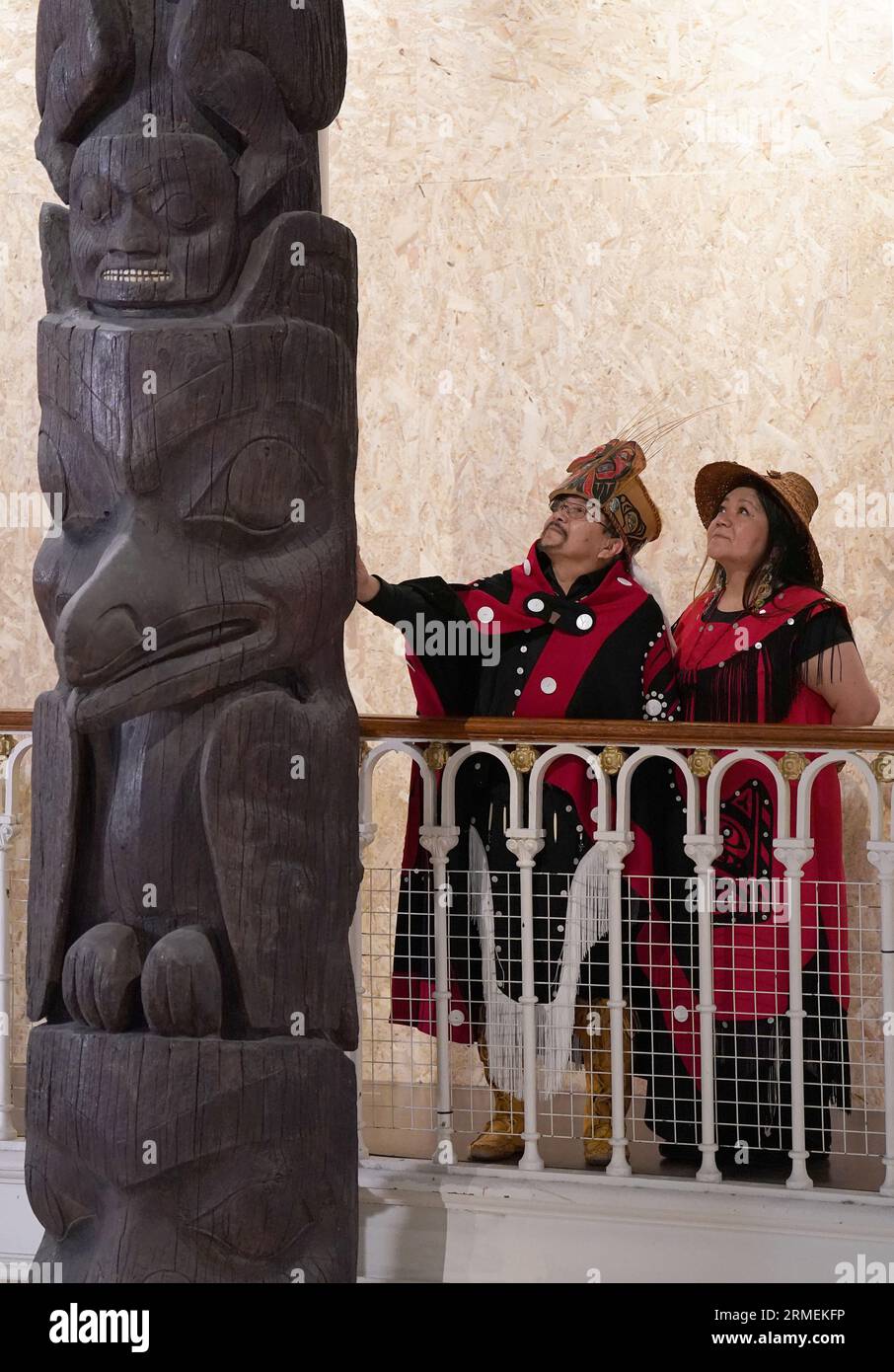 Earl Stephen's(who has the Nisga'a cultural name Chief Ni'is Joohl) with Pamela Brown as they join delegates from the Nisga'a nation beside the 11-metre tall memorial pole during a visit to the National Museum of Scotland in Edinburgh, ahead of the return of 11-metre tall memorial pole to what is now British Columbia. The Nisga'a Lisims Government (NLG) and National Museums Scotland (NMS) announced last month that the House of Ni'isjoohl memorial pole will return home to the Nass Valley this September. Picture date: Monday August 28, 2023. Stock Photo