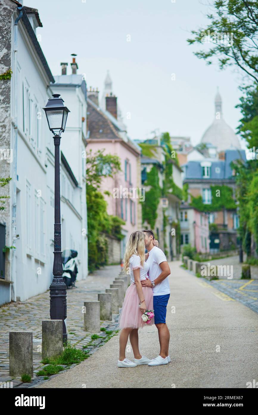 Romantic couple kissing on Montmartre in Paris, France Stock Photo Alamy