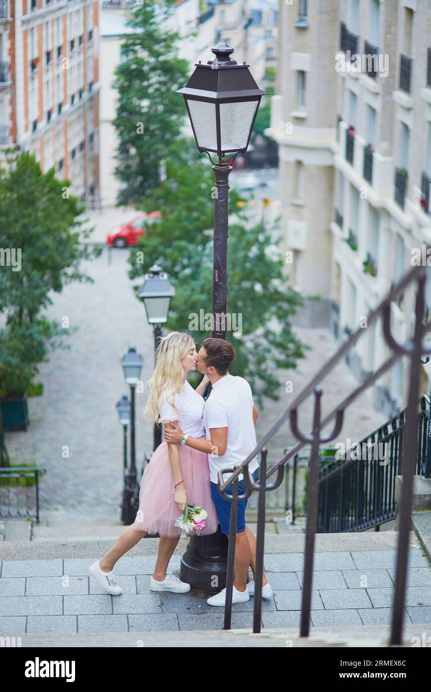 Romantic couple kissing on Montmartre in Paris, France Stock Photo Alamy