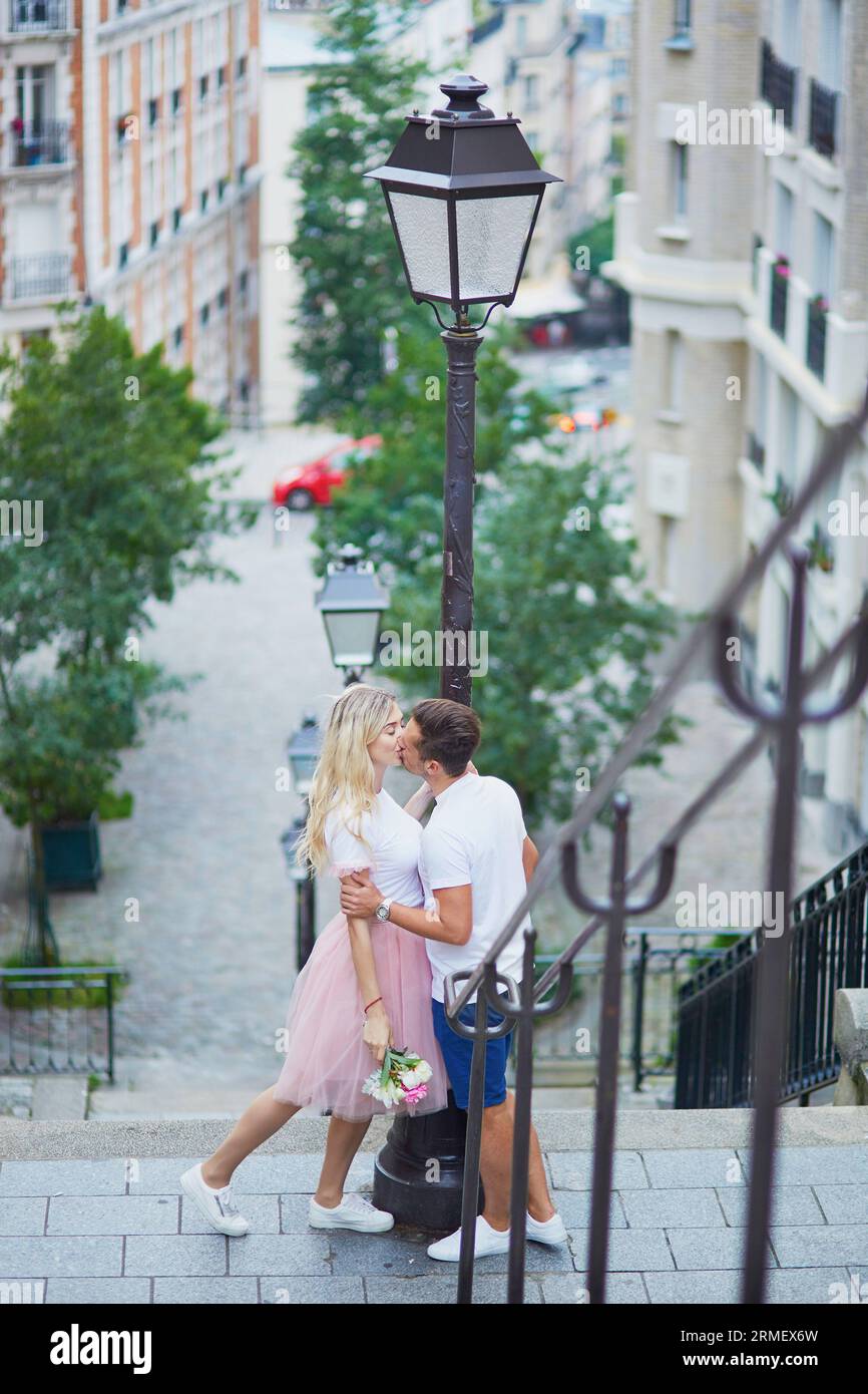 Romantic couple kissing on Montmartre in Paris, France Stock Photo Alamy