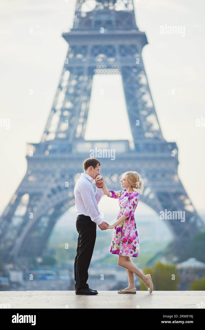 Couple In Front Of Eiffel Tower Hi res Stock Photography And Images Alamy