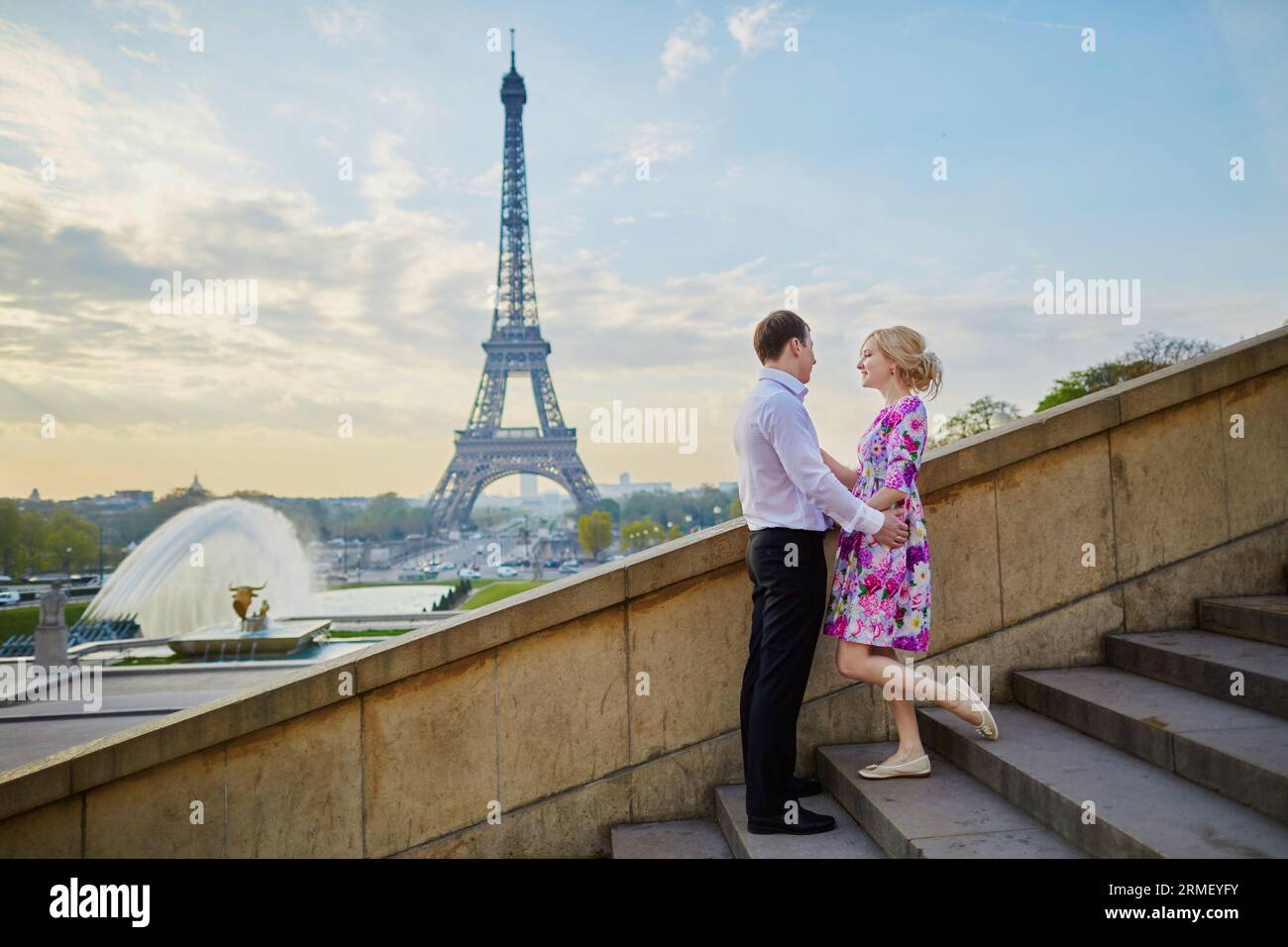 Couple In Front Of Eiffel Tower Hi res Stock Photography And Images Alamy